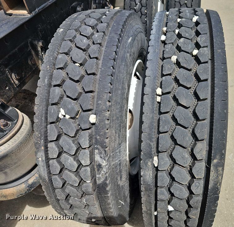 image for item EJ0065 1994 Kenworth T450 semi truck