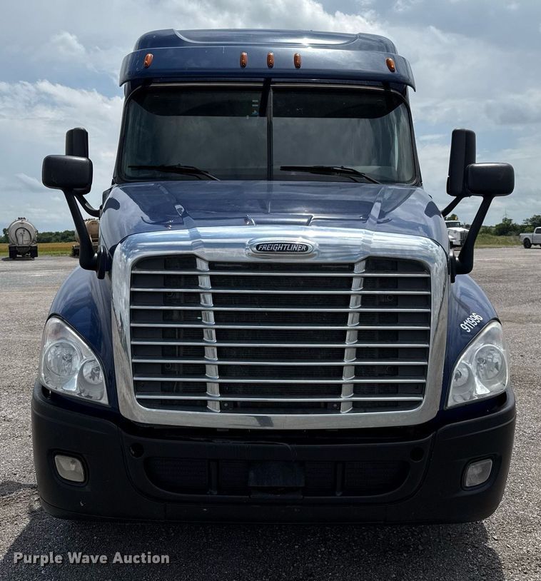 image for item EJ4615 2019 Freightliner Cascadia 125 semi truck