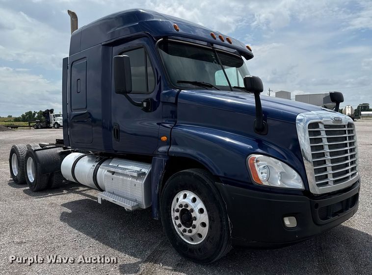 image for item EJ4615 2019 Freightliner Cascadia 125 semi truck