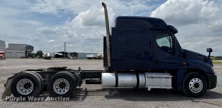 image for item EJ4615 2019 Freightliner Cascadia 125 semi truck