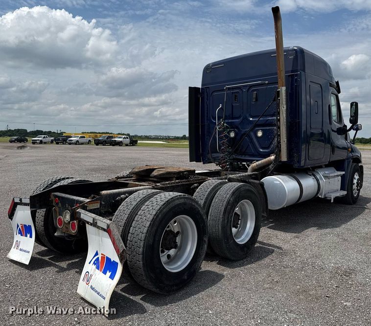 image for item EJ4615 2019 Freightliner Cascadia 125 semi truck