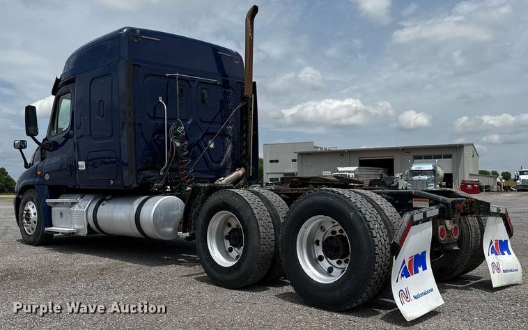 image for item EJ4615 2019 Freightliner Cascadia 125 semi truck