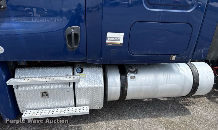 image for item EJ4615 2019 Freightliner Cascadia 125 semi truck