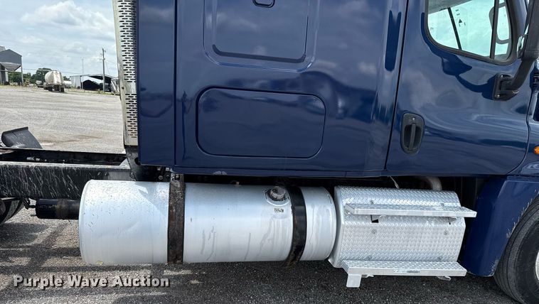 image for item EJ4615 2019 Freightliner Cascadia 125 semi truck