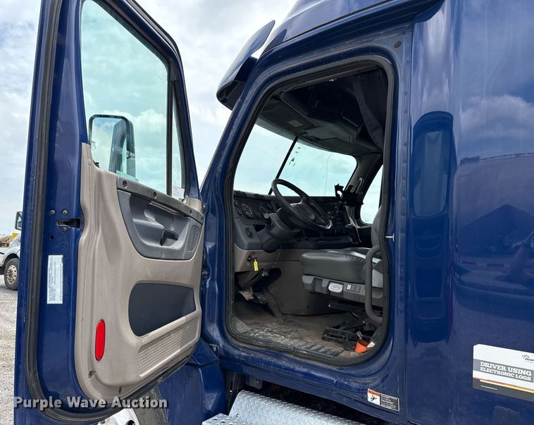 image for item EJ4615 2019 Freightliner Cascadia 125 semi truck