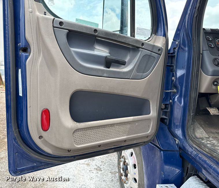 image for item EJ4615 2019 Freightliner Cascadia 125 semi truck