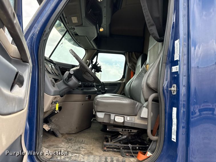 image for item EJ4615 2019 Freightliner Cascadia 125 semi truck