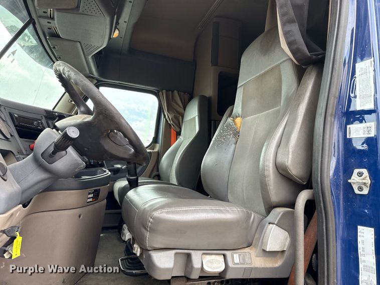 image for item EJ4615 2019 Freightliner Cascadia 125 semi truck