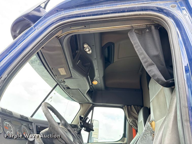 image for item EJ4615 2019 Freightliner Cascadia 125 semi truck