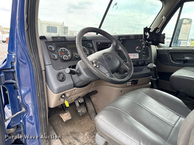 image for item EJ4615 2019 Freightliner Cascadia 125 semi truck