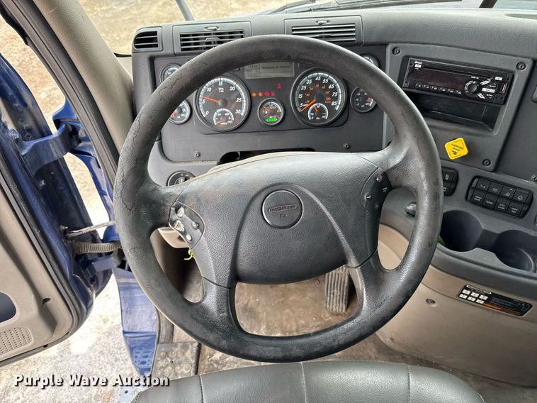 image for item EJ4615 2019 Freightliner Cascadia 125 semi truck