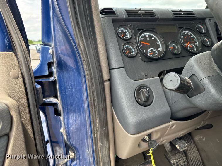 image for item EJ4615 2019 Freightliner Cascadia 125 semi truck