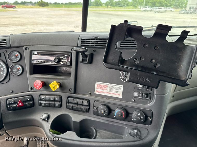 image for item EJ4615 2019 Freightliner Cascadia 125 semi truck