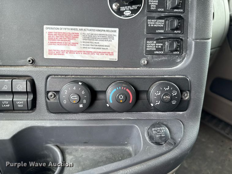 image for item EJ4615 2019 Freightliner Cascadia 125 semi truck