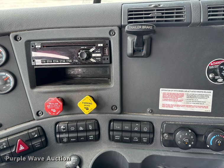 image for item EJ4615 2019 Freightliner Cascadia 125 semi truck