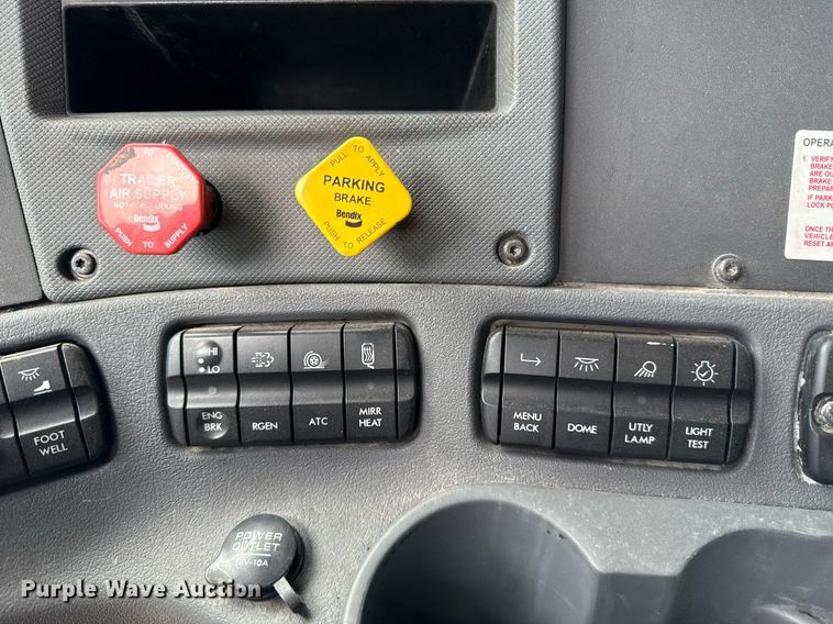 image for item EJ4615 2019 Freightliner Cascadia 125 semi truck