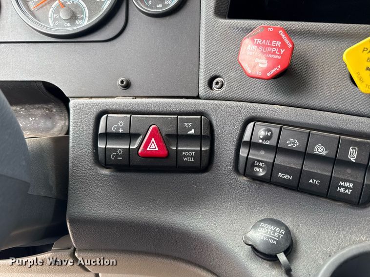 image for item EJ4615 2019 Freightliner Cascadia 125 semi truck