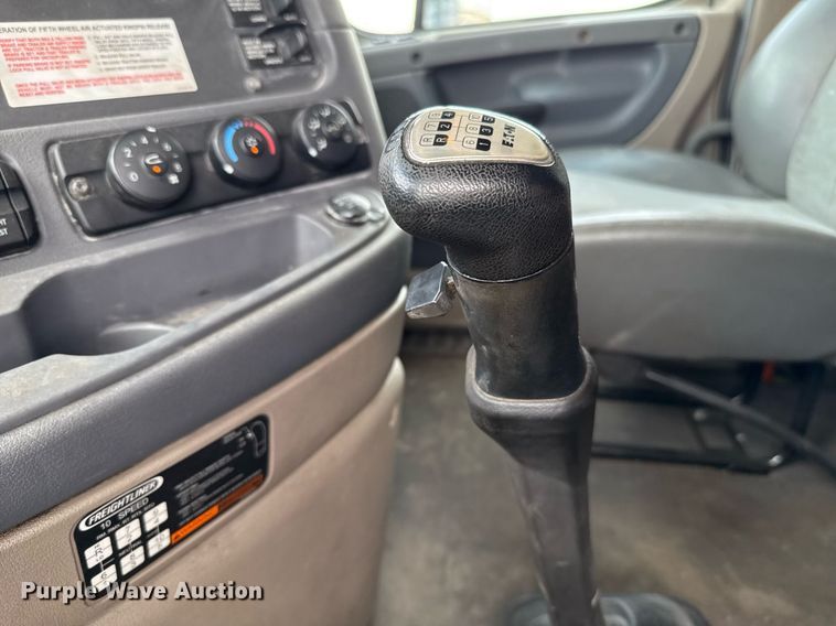 image for item EJ4615 2019 Freightliner Cascadia 125 semi truck