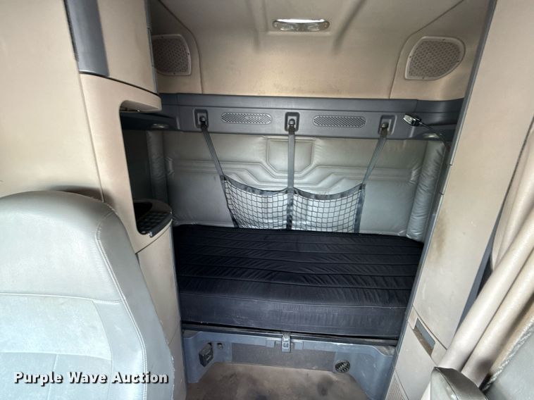 image for item EJ4615 2019 Freightliner Cascadia 125 semi truck