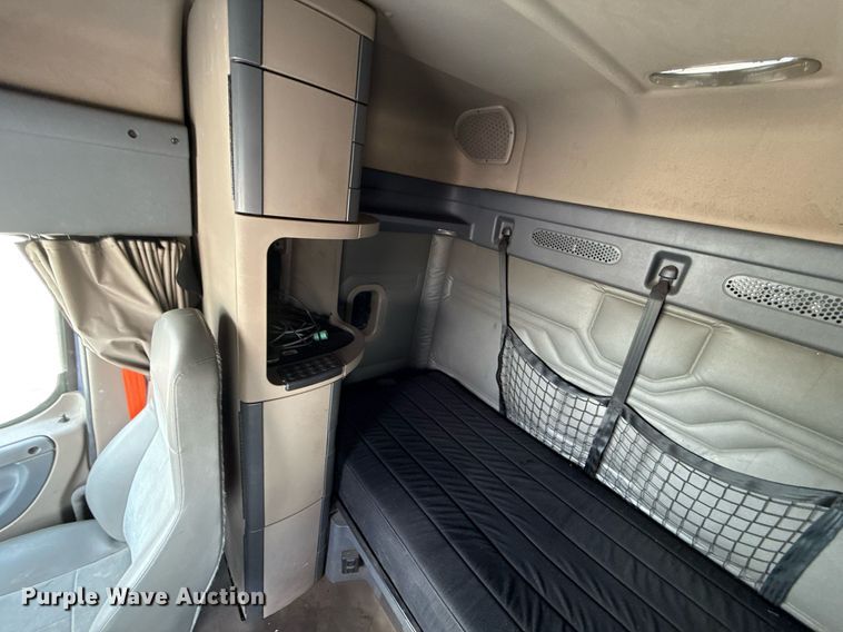 image for item EJ4615 2019 Freightliner Cascadia 125 semi truck