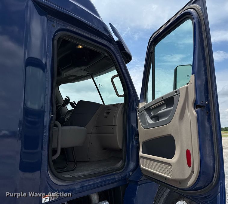 image for item EJ4615 2019 Freightliner Cascadia 125 semi truck