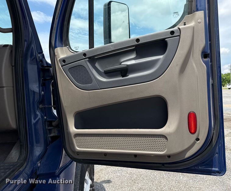 image for item EJ4615 2019 Freightliner Cascadia 125 semi truck