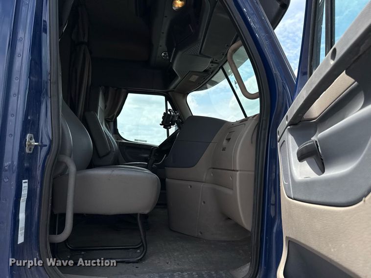 image for item EJ4615 2019 Freightliner Cascadia 125 semi truck