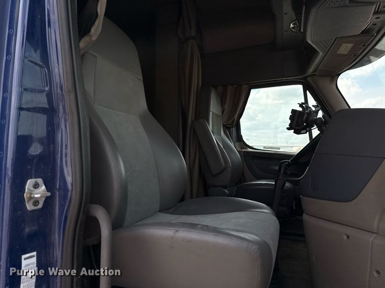 image for item EJ4615 2019 Freightliner Cascadia 125 semi truck