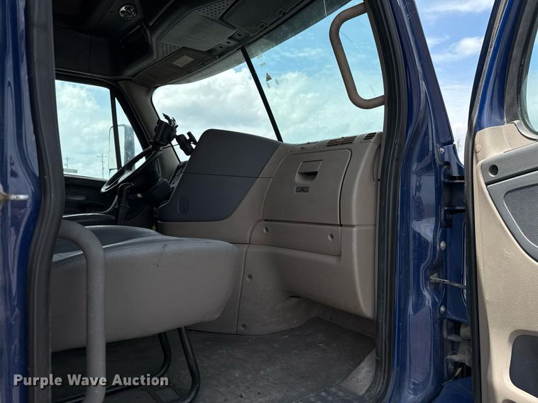 image for item EJ4615 2019 Freightliner Cascadia 125 semi truck