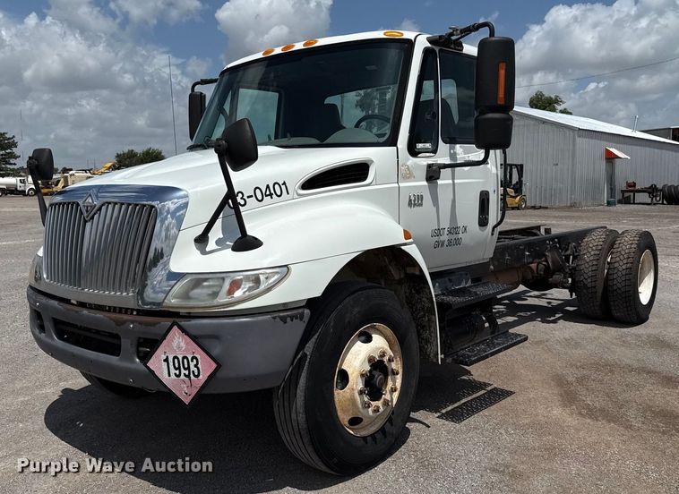 image for item EJ4674 2004 International 4300 truck cab and chassis