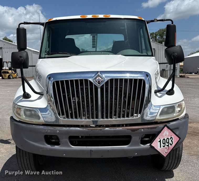 image for item EJ4674 2004 International 4300 truck cab and chassis