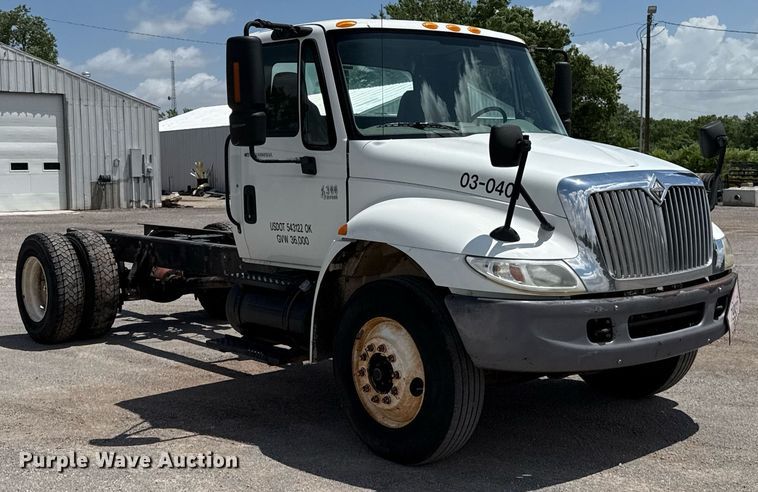 image for item EJ4674 2004 International 4300 truck cab and chassis