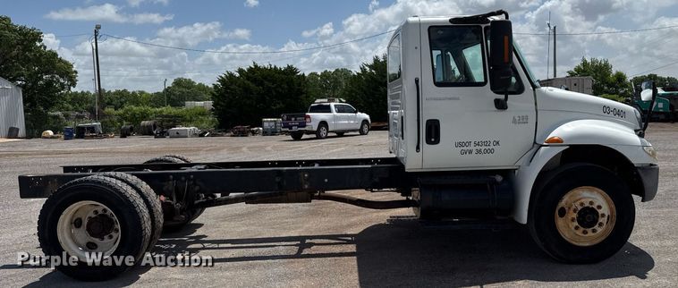 image for item EJ4674 2004 International 4300 truck cab and chassis