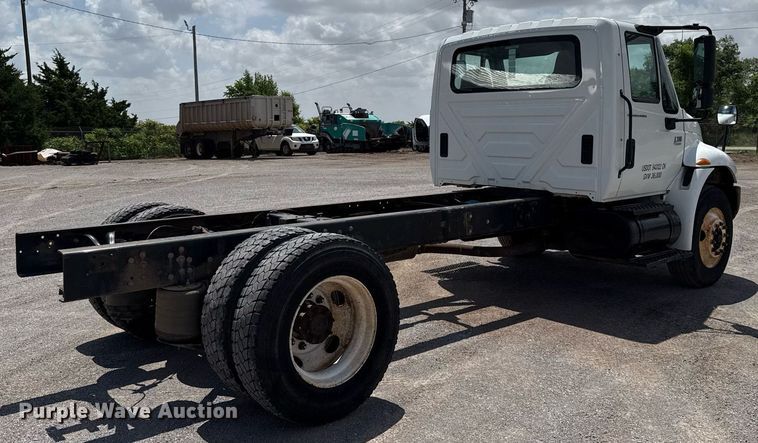 image for item EJ4674 2004 International 4300 truck cab and chassis