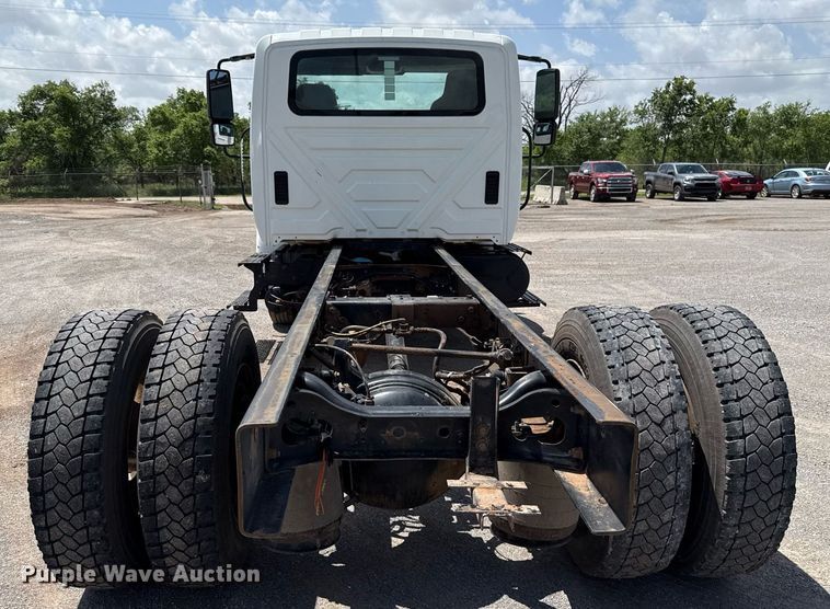 image for item EJ4674 2004 International 4300 truck cab and chassis