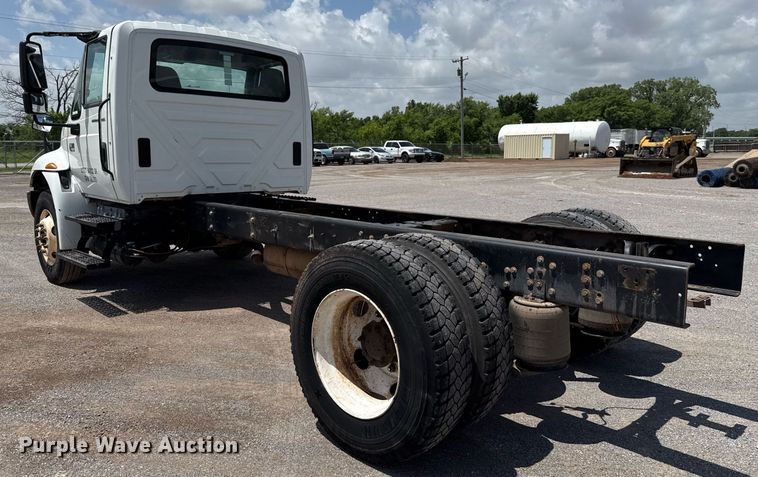 image for item EJ4674 2004 International 4300 truck cab and chassis