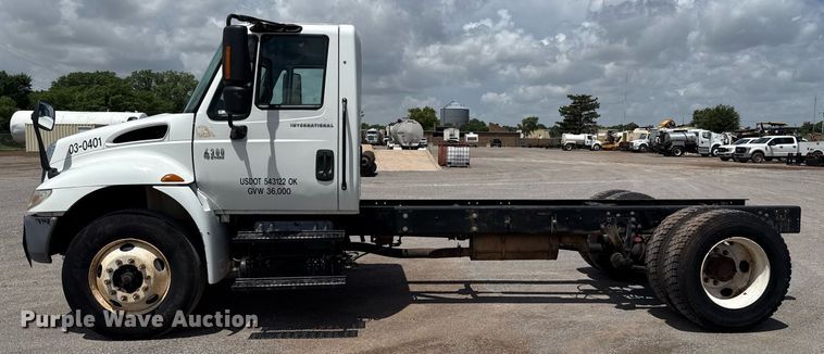 image for item EJ4674 2004 International 4300 truck cab and chassis