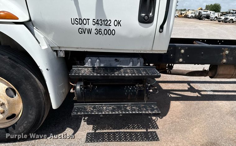 image for item EJ4674 2004 International 4300 truck cab and chassis