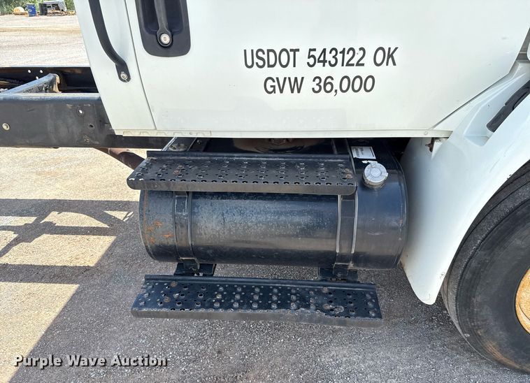 image for item EJ4674 2004 International 4300 truck cab and chassis