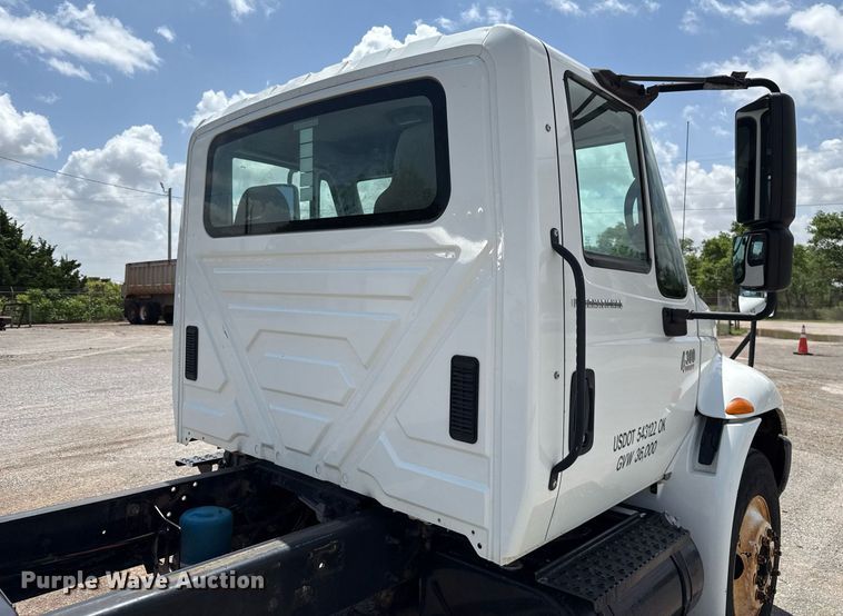 image for item EJ4674 2004 International 4300 truck cab and chassis