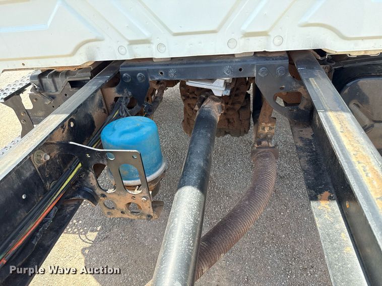 image for item EJ4674 2004 International 4300 truck cab and chassis