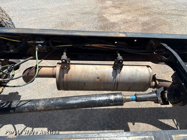 image for item EJ4674 2004 International 4300 truck cab and chassis