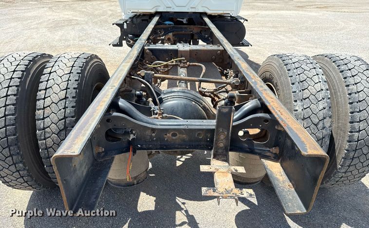 image for item EJ4674 2004 International 4300 truck cab and chassis