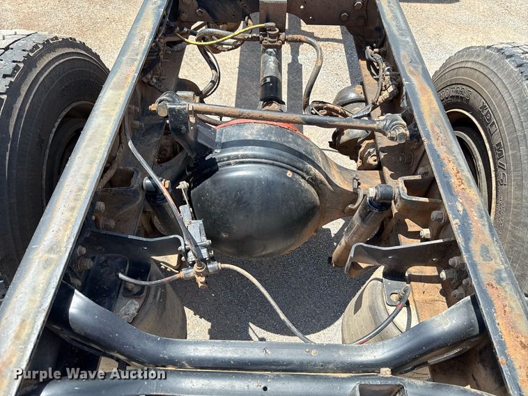 image for item EJ4674 2004 International 4300 truck cab and chassis