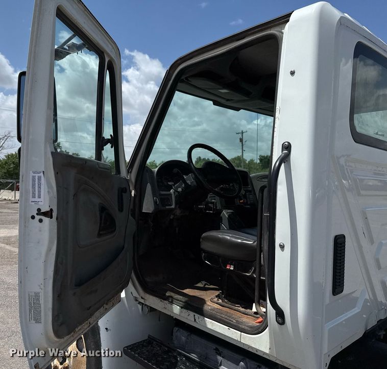 image for item EJ4674 2004 International 4300 truck cab and chassis