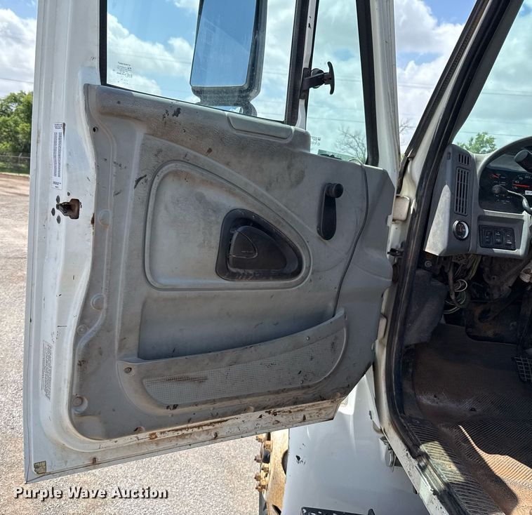 image for item EJ4674 2004 International 4300 truck cab and chassis