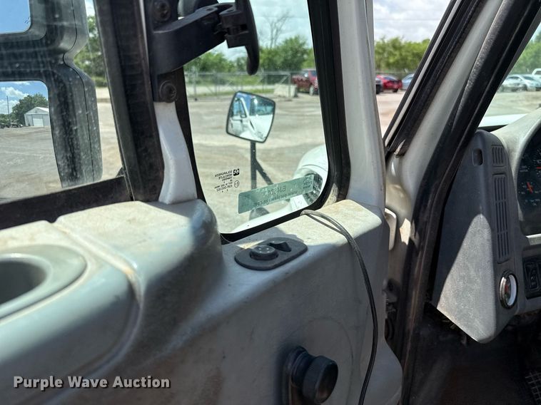 image for item EJ4674 2004 International 4300 truck cab and chassis