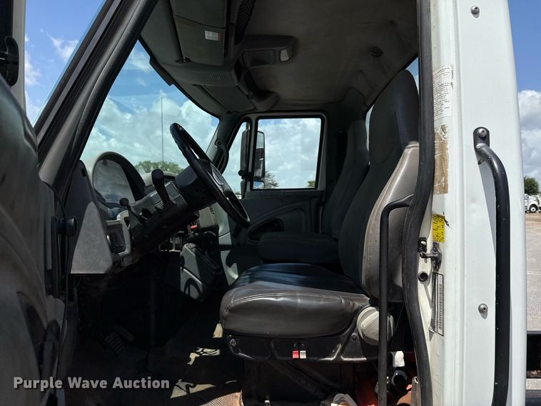 image for item EJ4674 2004 International 4300 truck cab and chassis