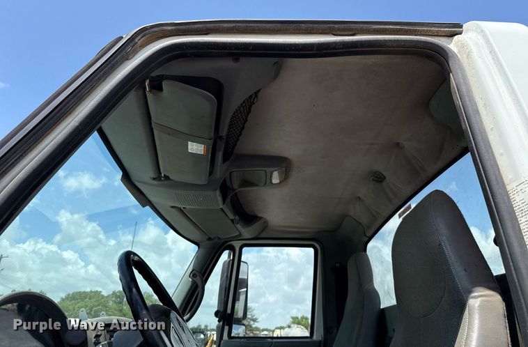 image for item EJ4674 2004 International 4300 truck cab and chassis