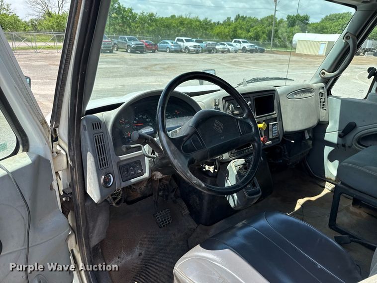 image for item EJ4674 2004 International 4300 truck cab and chassis